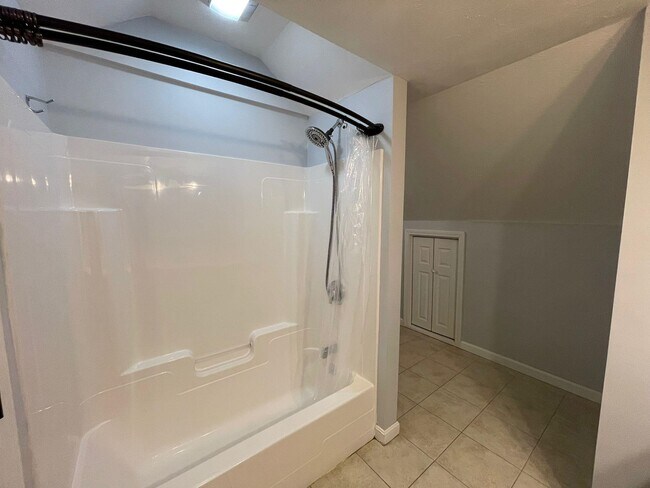 Building Photo - 114 Walnut St