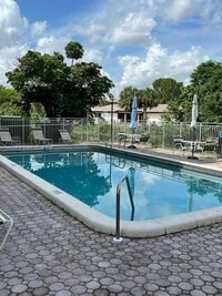 Building Photo - 405 S Pine Island Rd