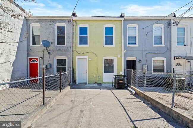 Building Photo - 818 N Rose St