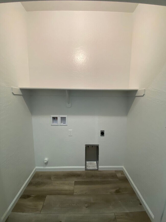 Building Photo - Corner lot Woodside Home in NW Visalia com...