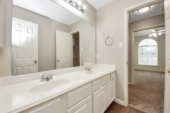 Building Photo - 1802 Whispering Forest Dr