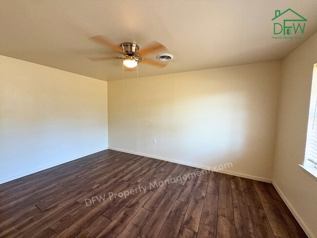 Building Photo - Charming 3-Bedroom Haven in Euless - Stainless Appliances, Large Fenced Yard