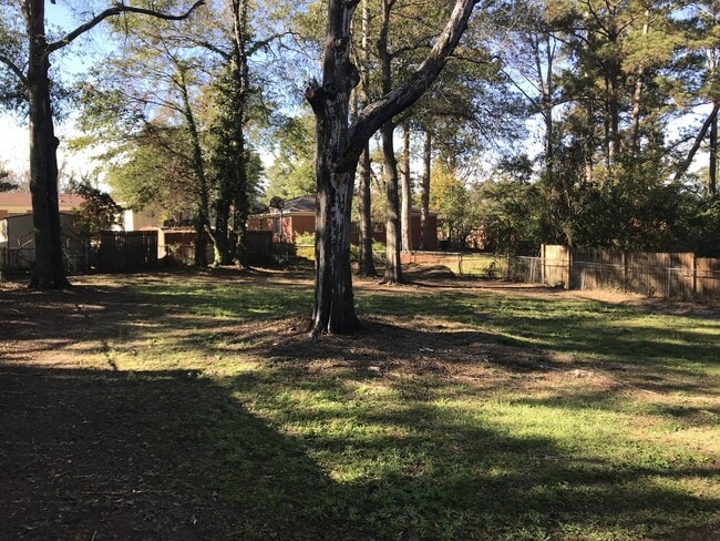 Building Photo - **ON HOLD**3 Bedroom / 1.5 Bathroom Home f...