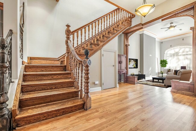 Building Photo - 2140 W Monroe St