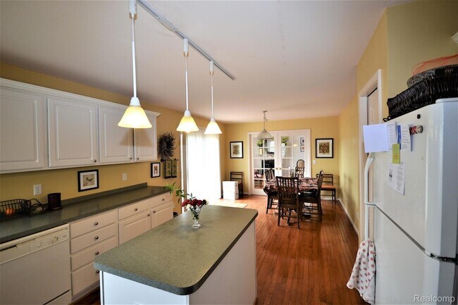 Building Photo - 4890 Spring Meadow Dr