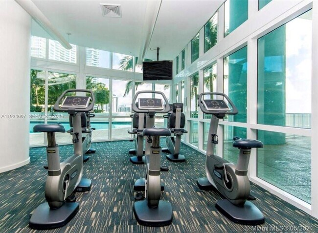 Building Photo - 1900 N Bayshore Dr