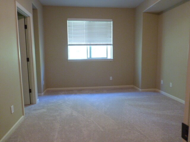 Building Photo - Bethany Town Home Available