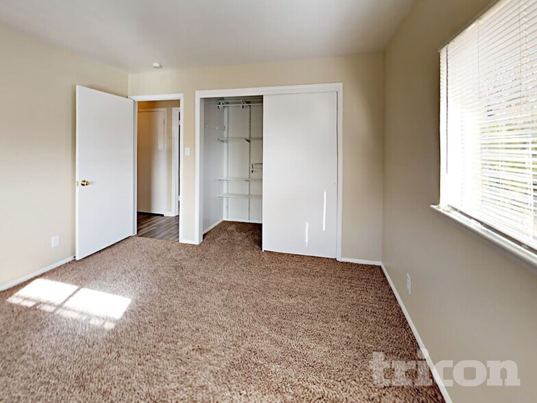 Building Photo - 1355 Royal Dr