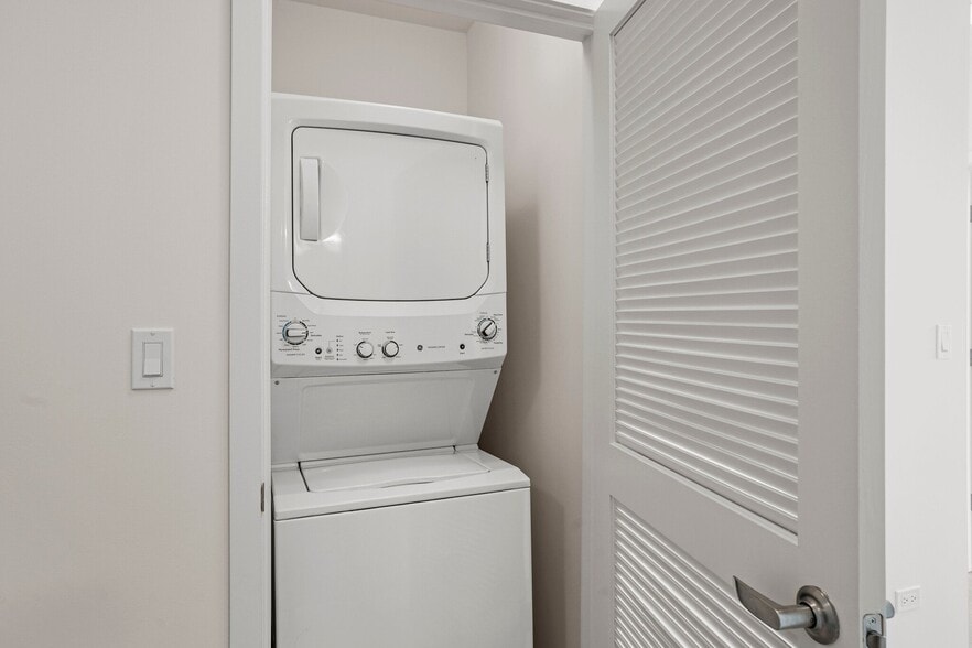 Building Photo - 159 W Superior St