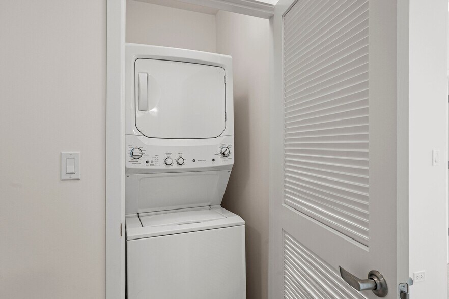 Building Photo - 163 W Superior St