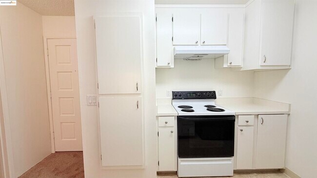 Building Photo - 2101 Shore Line Dr