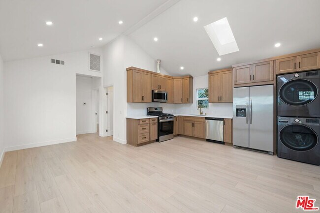 Building Photo - 609 Sunset Ave