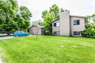 Building Photo - 915/917 Camelot Court
