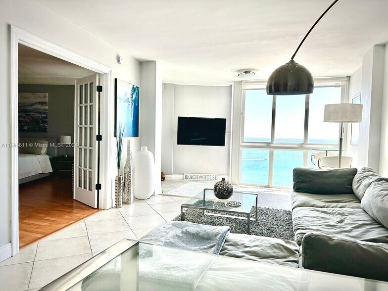 Building Photo - 5401 Collins Ave