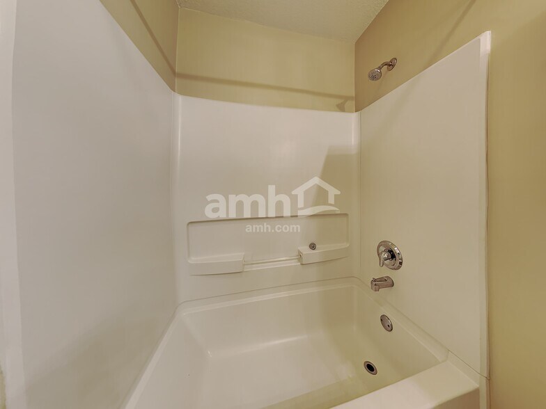 Building Photo - 128 Heartstone Cir