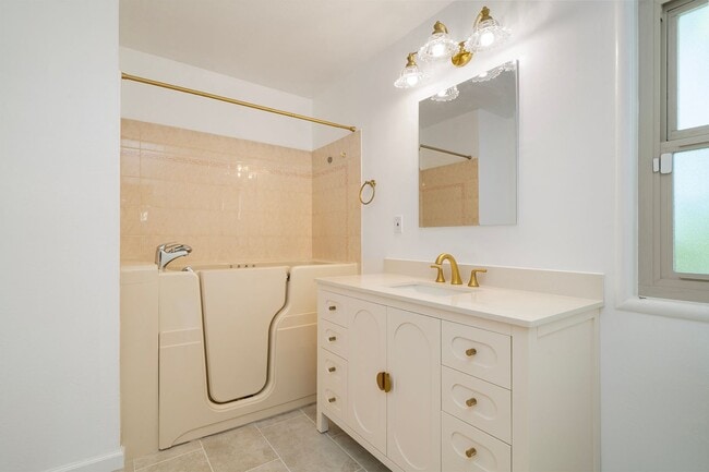 Building Photo - Spacious Two Story Albany Home Two Blocks ...