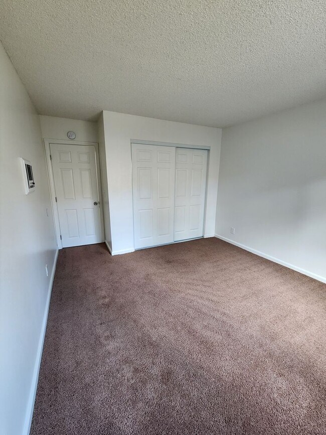 Building Photo - 3 bed, 2 bath