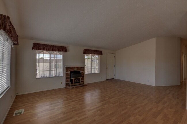 Building Photo - Beautiful 3 Bedroom in Vista Del Lago!