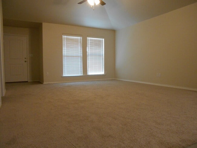 Building Photo - Half off first full month's rent! /Gorgeou...
