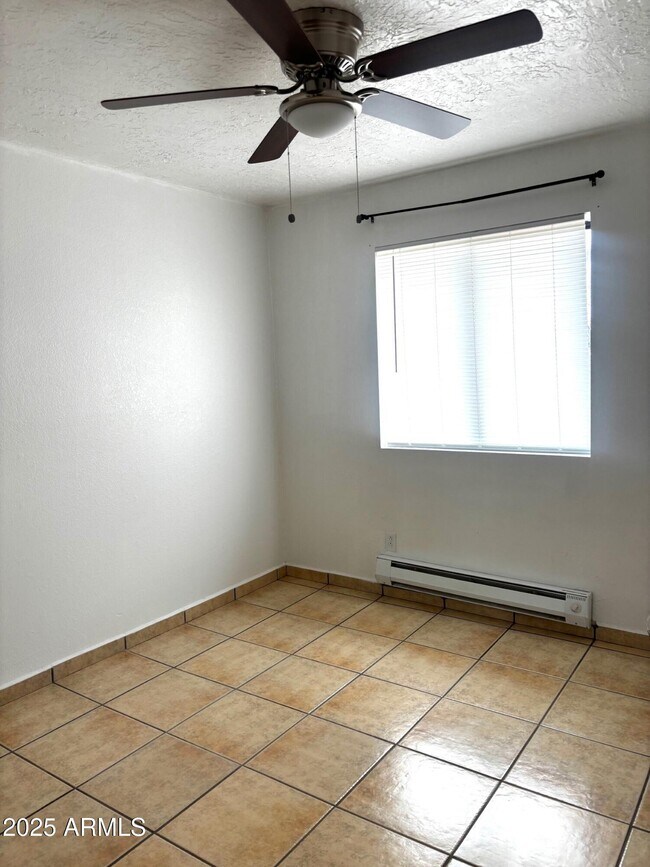 Building Photo - 2135 Hohokam Dr