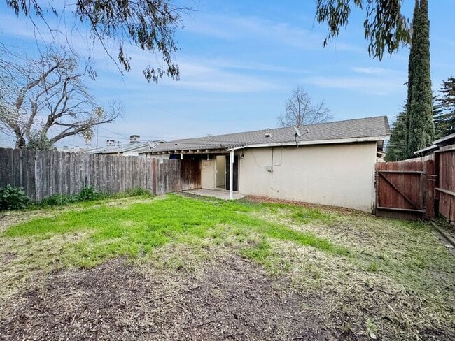Building Photo - 2BR/1BA House w/ Fenced Yard + Garage In Carmichael