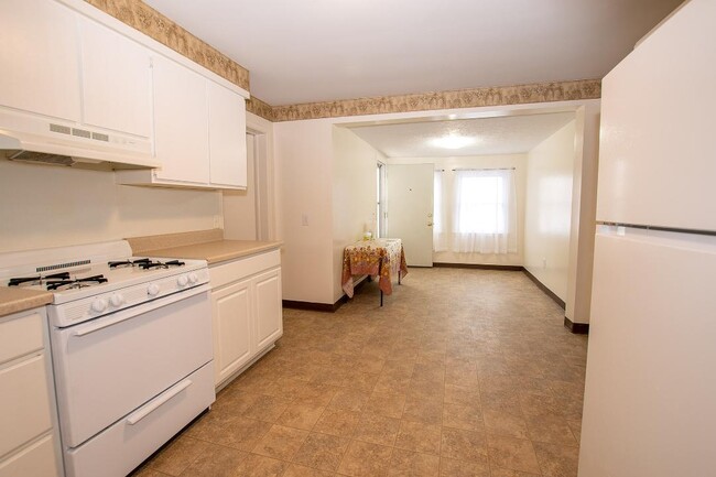 DIning Room/Entrance from kitchen - 2080 Cedar St