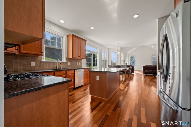 Building Photo - 5 Rolling Hills Dr
