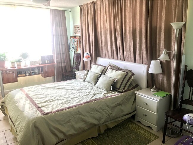 Building Photo - 1601 NE 191st St