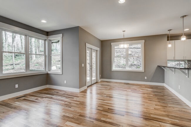 Building Photo - Gorgeous,  North Asheville Cottage