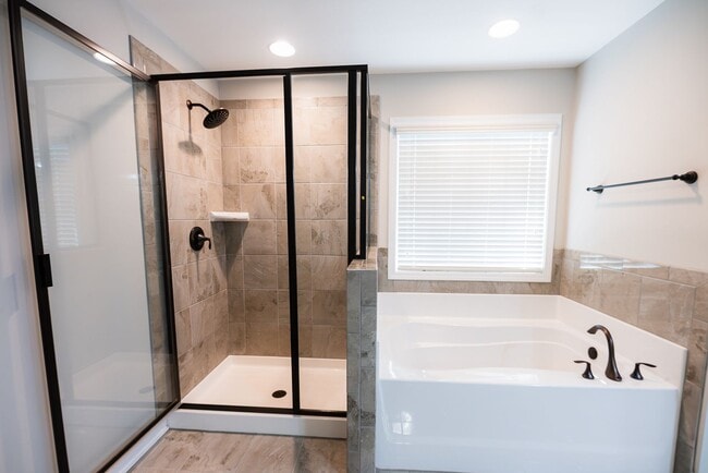 Building Photo - Stunning 5 Bedrooms, 4 Baths home in Summerfield with 2 car garage.