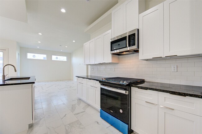 Building Photo - 2920 El Fenice Ln