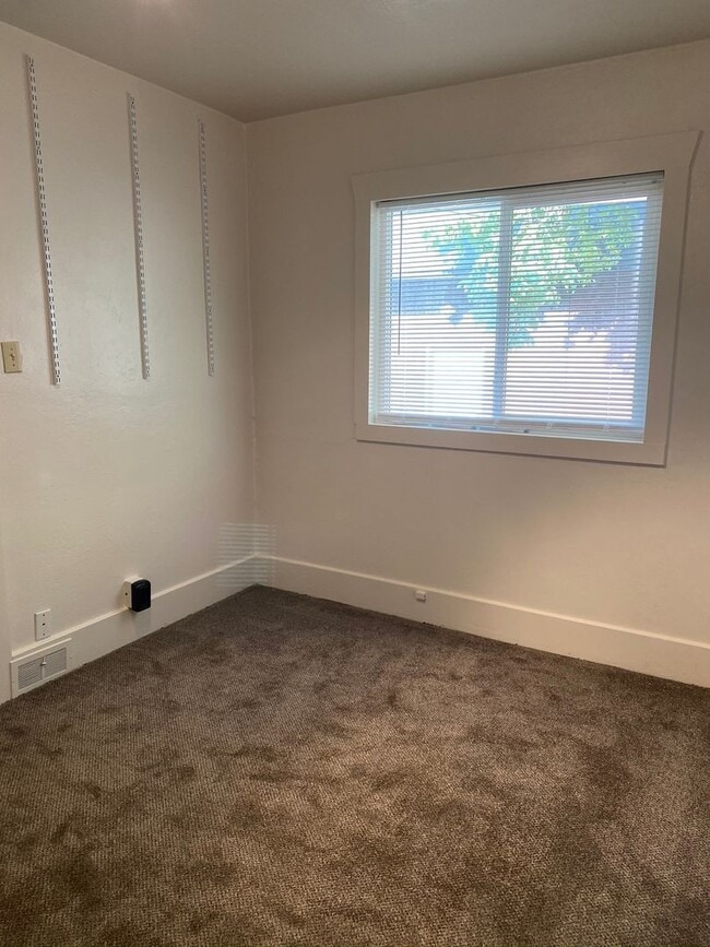 Building Photo - 6 bedroom 2 bath home