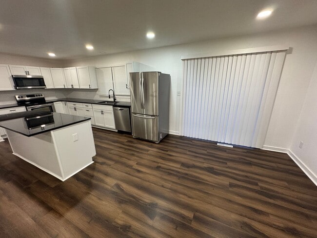 Building Photo - Stunning 4 Bed Newly remodeled!