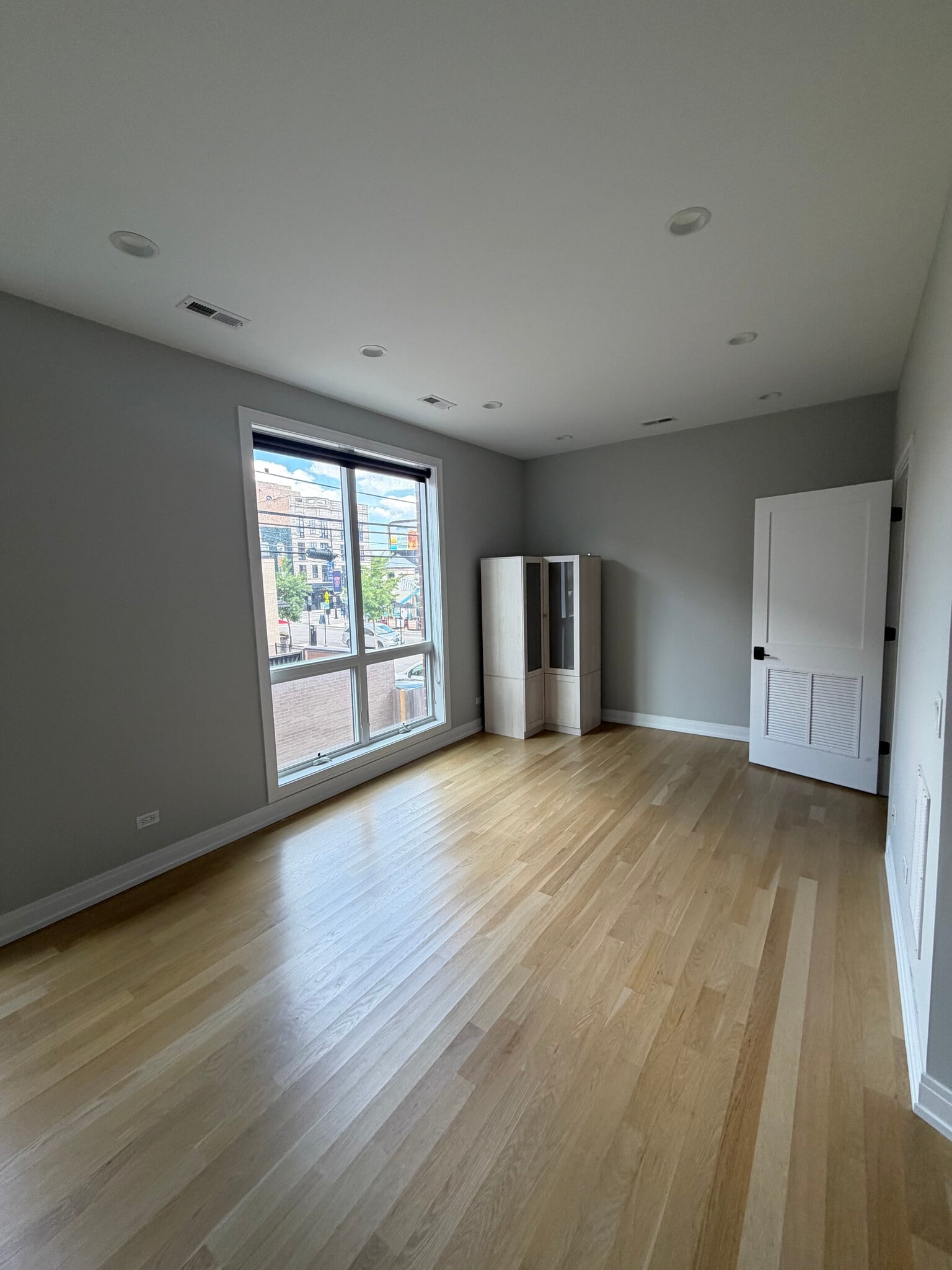 Building Photo - 1060 W Cornelia Ave