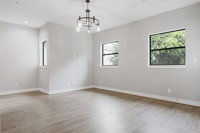 Building Photo - 806 E 39th St