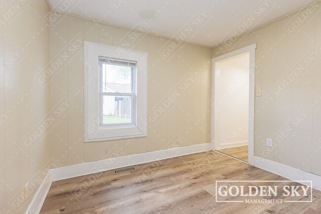 Building Photo - 1704 W 15th St