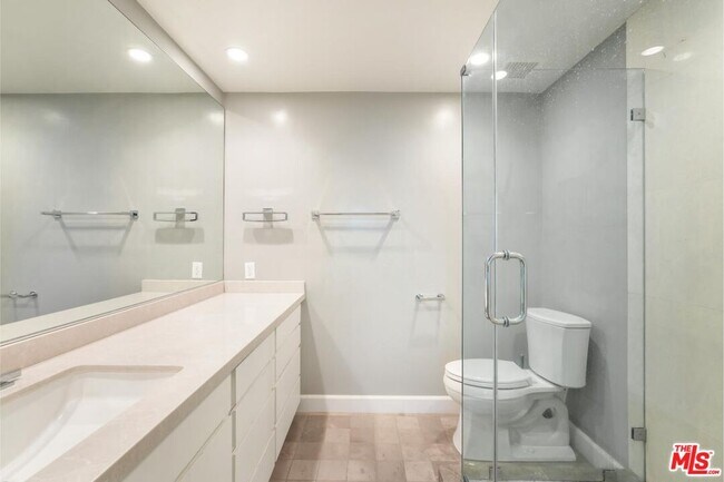 Building Photo - 818 N Doheny Dr