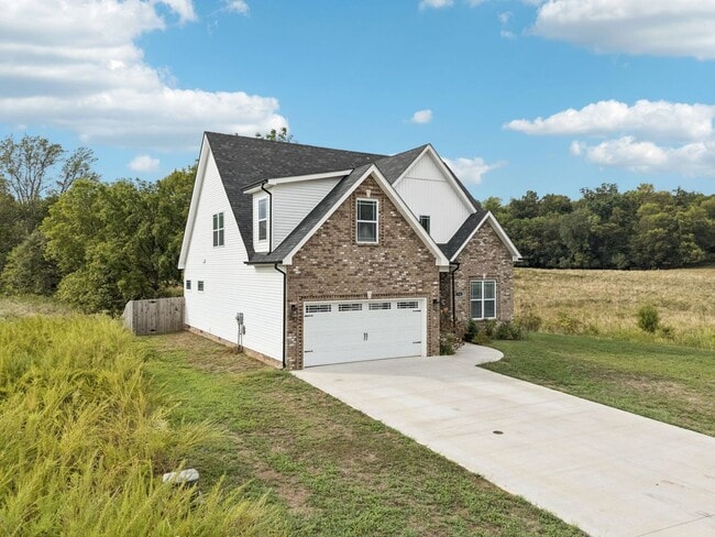 Building Photo - 3 Bedroom 2 1/2 Bathroom Home!!