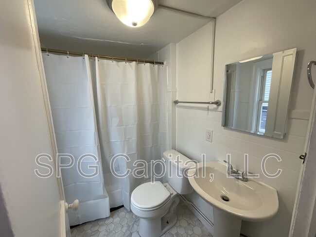 Building Photo - 932 W Princess St