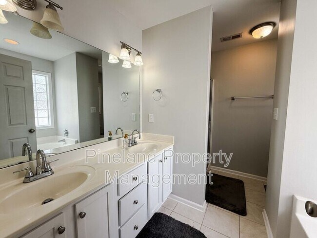 Building Photo - 1445 Kershaw Loop