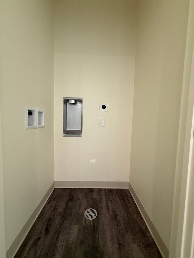 Building Photo - Free Month of Rent for Move in before Dec 1st - Brand New Upstairs 2 Bedroom Apartment