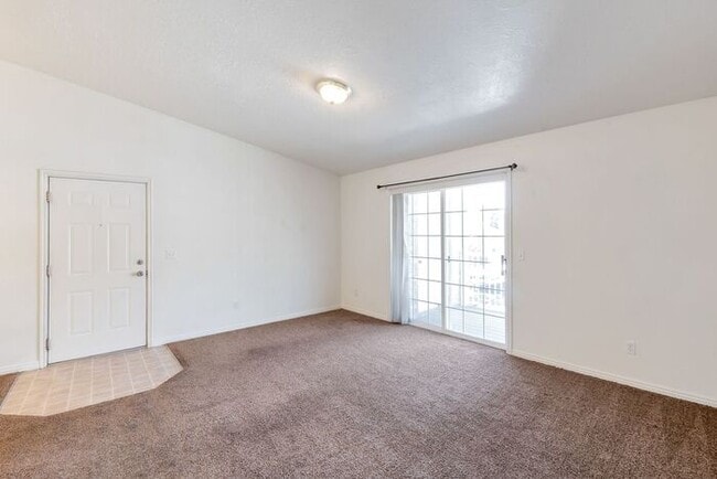 Building Photo - 3 Bedroom Top Floor Orem Condo w Awesome Amenities!