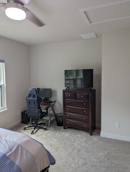 Building Photo - Room in Townhome on Gleason Wy