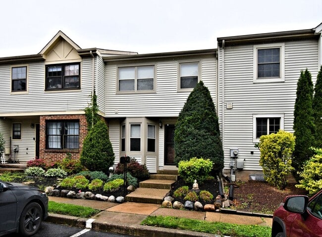 Building Photo - 3BR+BSMT Townhome (Tapestry) with COUNCIL ...
