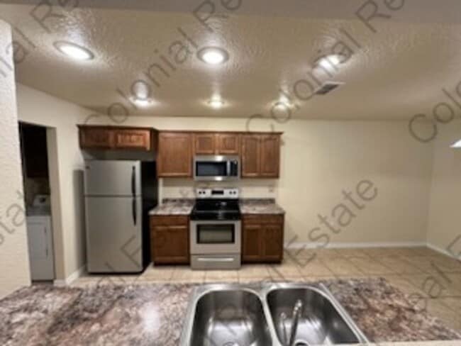 Building Photo - Spacious and updated 3 Bedroom 2 bathroom ...