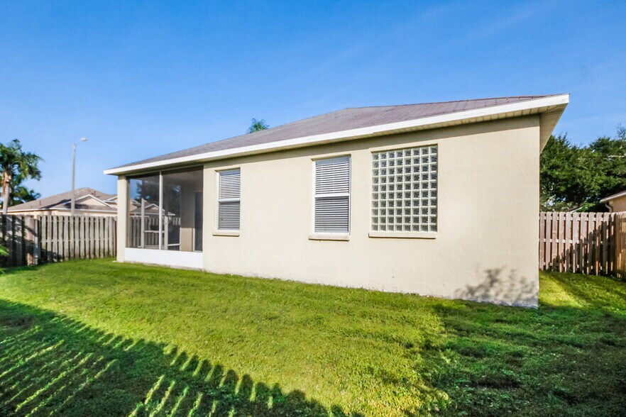 Building Photo - 1613 Wakefield Dr