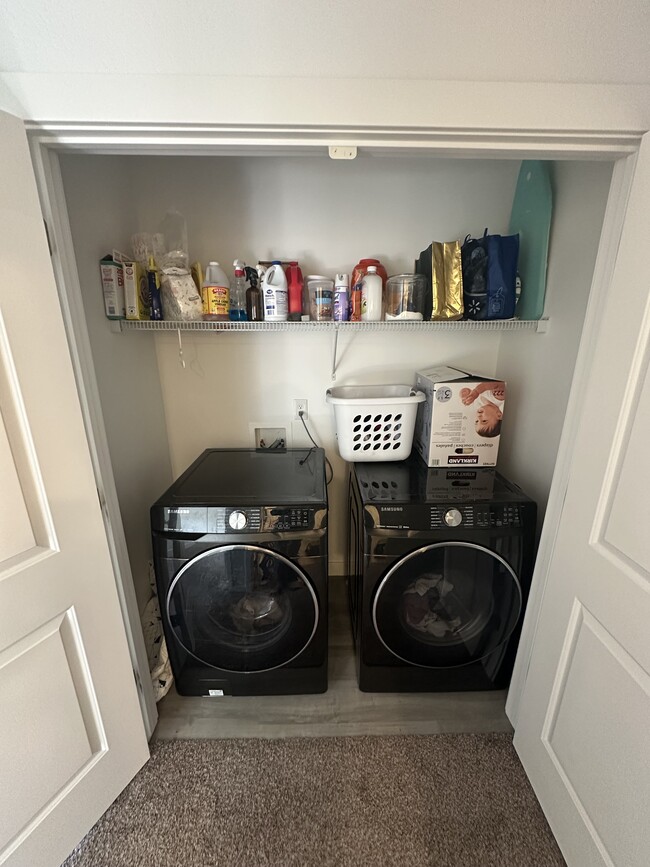 Laundry Room - 1121 W Fox Run Ave