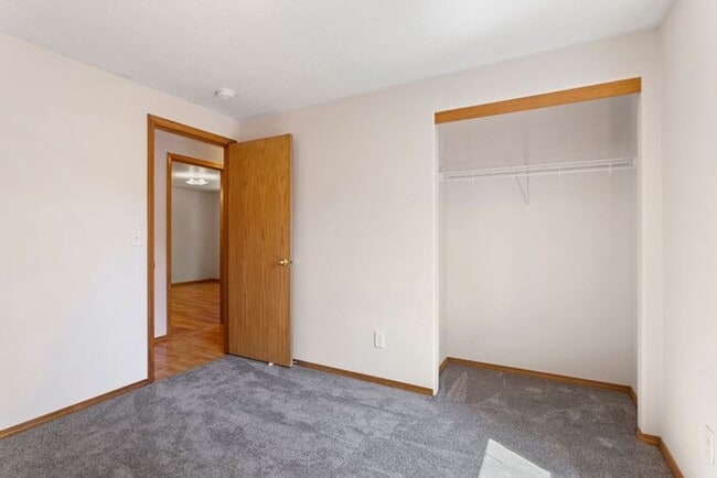 Building Photo - Secluded 3 bedroom 2 bath home close to Wo...