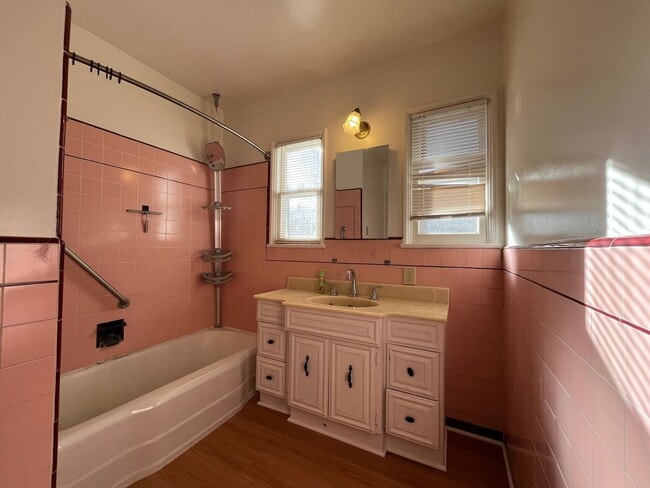 Building Photo - S of the Blvd 2+1.5 w/backyard, bonus spac...