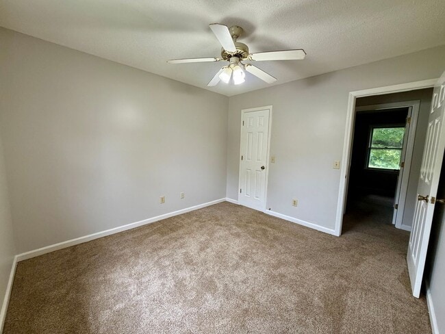 Building Photo - Duplex Close to Shaw AFB!